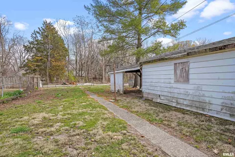 Exterior - 926 N 11th St, Springfield, IL 62702 photo 3 of 4