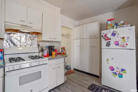 Kitchen - 926 N 11th St, Springfield, IL 62702 photo 1 of 2
