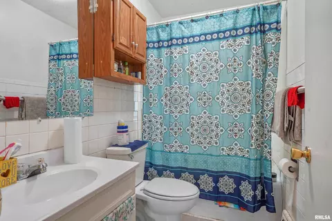 Bath - 926 N 11th St, Springfield, IL 62702 photo 1 of 1