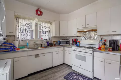 Kitchen - 926 N 11th St, Springfield, IL 62702 photo 2 of 2