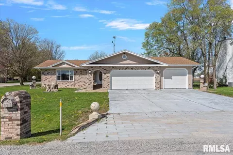 1301 4th St, Pawnee, IL 62558