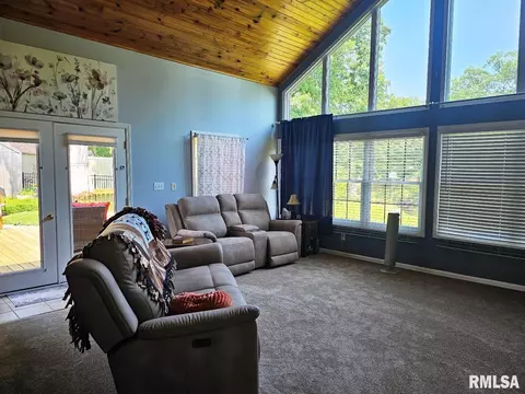 Living - 12720 Soaring Eagle Ln, Plainview, IL 62685 photo 4 of 6