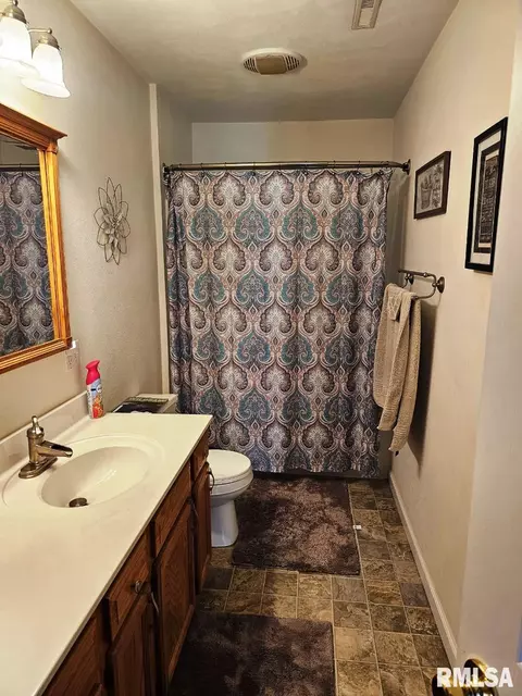 Bath - 12720 Soaring Eagle Ln, Plainview, IL 62685 photo 2 of 2