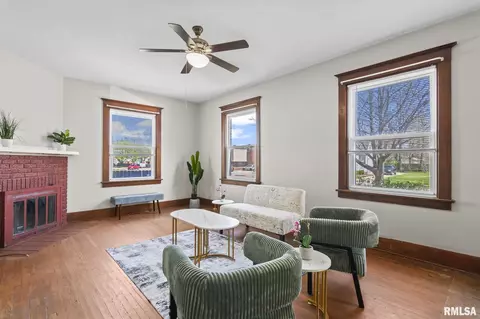 Living - 321 S Walnut St, Springfield, IL 62704 photo 1 of 3