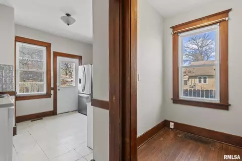 Entry Way - 321 S Walnut St, Springfield, IL 62704 photo 1 of 3