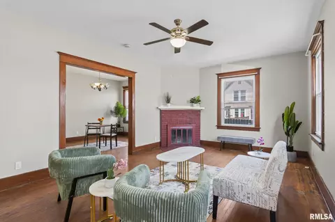 Living - 321 S Walnut St, Springfield, IL 62704 photo 2 of 3