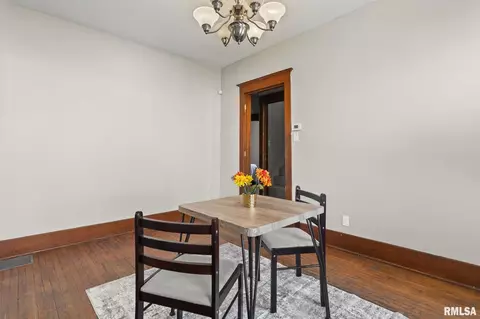 Dining - 321 S Walnut St, Springfield, IL 62704 photo 3 of 3