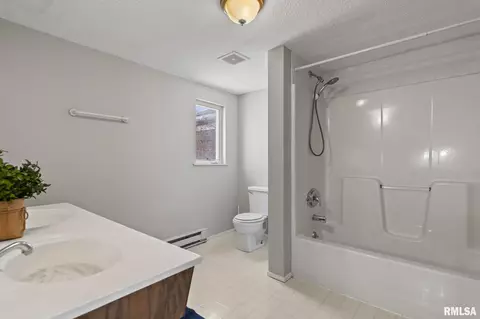 Bath - 321 S Walnut St, Springfield, IL 62704 photo 2 of 2