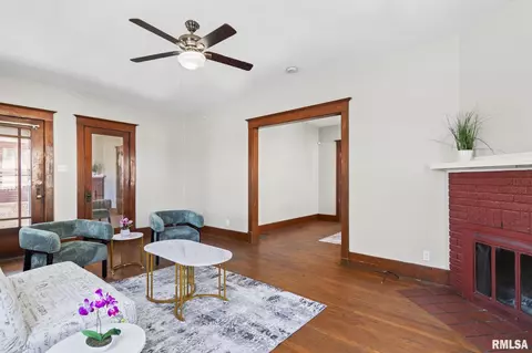 Living - 321 S Walnut St, Springfield, IL 62704 photo 3 of 3