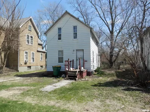 653 S Pearl St, Galesburg, IL 61401