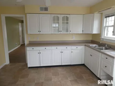 2305 S State St, Springfield, IL 62704 photo 6