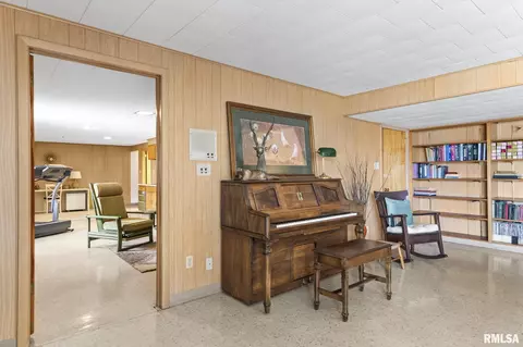 Entry Way - 1515 E Lake Shore Dr, Springfield, IL 62712 photo 4 of 4
