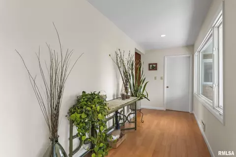 Entry Way - 1515 E Lake Shore Dr, Springfield, IL 62712 photo 3 of 4