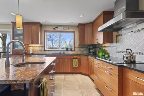 Kitchen - 1515 E Lake Shore Dr, Springfield, IL 62712 photo 4 of 5