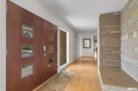 Entry Way - 1515 E Lake Shore Dr, Springfield, IL 62712 photo 1 of 4
