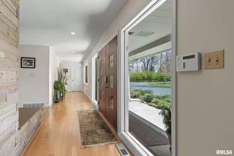 Entry Way - 1515 E Lake Shore Dr, Springfield, IL 62712 photo 2 of 4