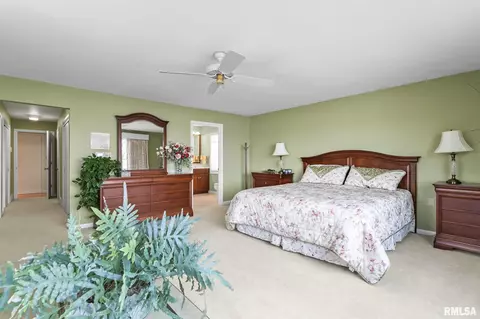 Bedroom - 1515 E Lake Shore Dr, Springfield, IL 62712 photo 3 of 9