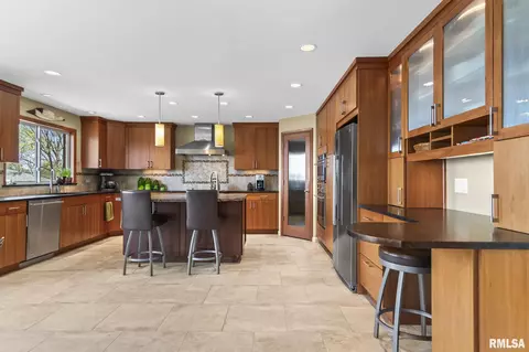 Kitchen - 1515 E Lake Shore Dr, Springfield, IL 62712 photo 5 of 5