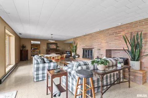 Living - 1515 E Lake Shore Dr, Springfield, IL 62712 photo 4 of 4