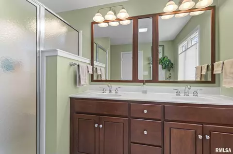 Bath - 1515 E Lake Shore Dr, Springfield, IL 62712 photo 2 of 7