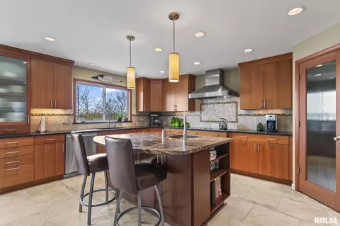 Kitchen - 1515 E Lake Shore Dr, Springfield, IL 62712 photo 3 of 5