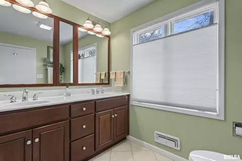 Bath - 1515 E Lake Shore Dr, Springfield, IL 62712 photo 3 of 7