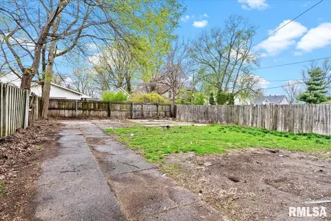 Exterior - 1301 N 4th St, Springfield, IL 62702 photo 3 of 6