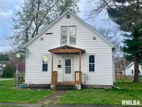 120 N Harrison St, Girard, IL 62640