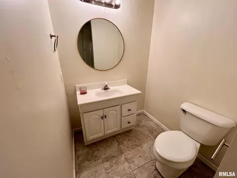 Bath - 905 W Wind Rose Ln, Athens, IL 62613 photo 3 of 6