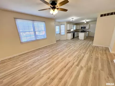 Living - 905 W Wind Rose Ln, Athens, IL 62613 photo 8 of 10