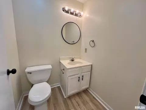 Bath - 905 W Wind Rose Ln, Athens, IL 62613 photo 1 of 6