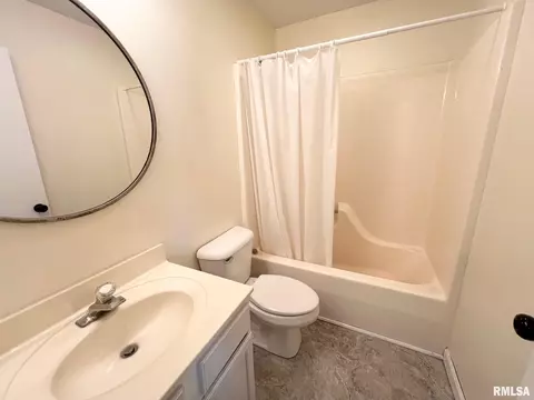 Bath - 905 W Wind Rose Ln, Athens, IL 62613 photo 4 of 6