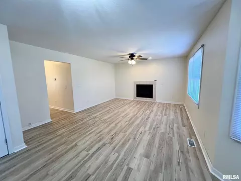 Living - 905 W Wind Rose Ln, Athens, IL 62613 photo 6 of 10