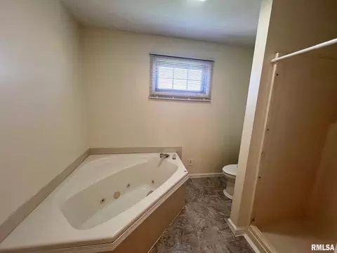 Bath - 905 W Wind Rose Ln, Athens, IL 62613 photo 5 of 6