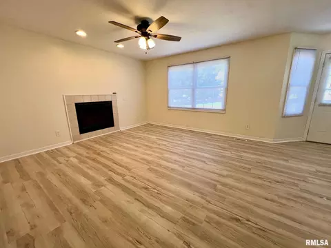Living - 905 W Wind Rose Ln, Athens, IL 62613 photo 5 of 10