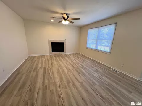 Living - 905 W Wind Rose Ln, Athens, IL 62613 photo 7 of 10