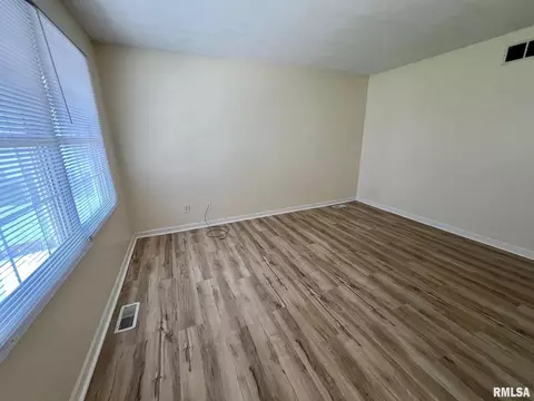 Living - 905 W Wind Rose Ln, Athens, IL 62613 photo 1 of 10