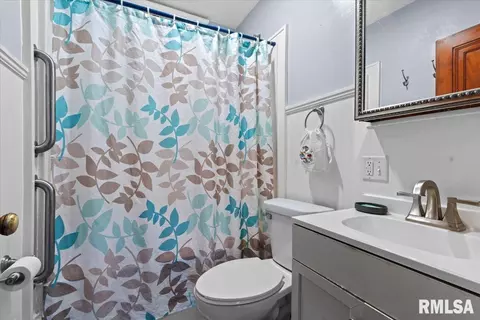 Bath - 1223 N Ledlie Ave, Springfield, IL 62702 photo 2 of 2