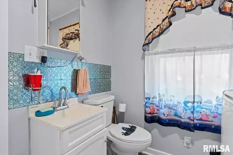 Bath - 1223 N Ledlie Ave, Springfield, IL 62702 photo 1 of 2