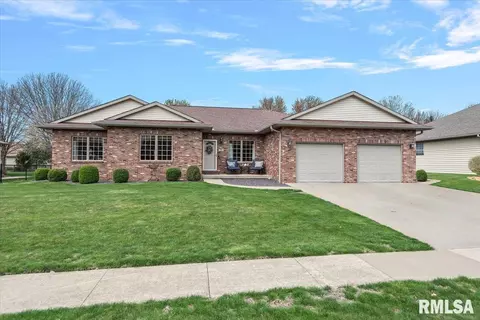 29 Elizabeth Pl, Jacksonville, IL 62650