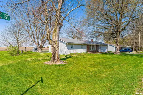 101 N Maple St, Chestnut, IL 62518 photo 2