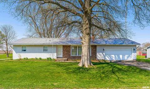 101 N Maple St, Chestnut, IL 62518