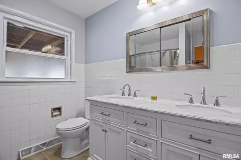 Bath - 1804 N 23rd St, Springfield, IL 62702 photo 1 of 1
