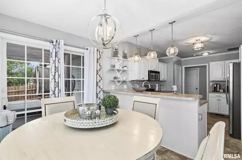 Dining - 1516 Hosta St, Springfield, IL 62712 photo 3 of 4