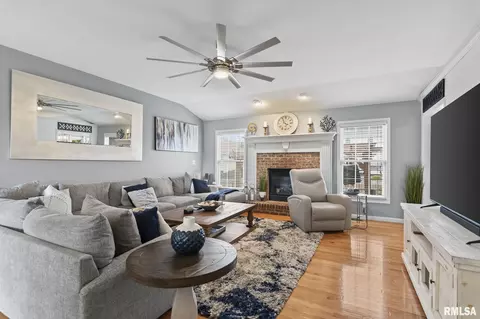 Living - 1516 Hosta St, Springfield, IL 62712 photo 1 of 4