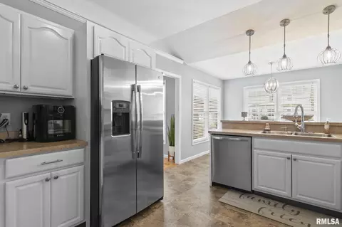Kitchen - 1516 Hosta St, Springfield, IL 62712 photo 2 of 3