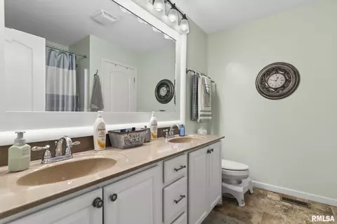 Bath - 1516 Hosta St, Springfield, IL 62712 photo 1 of 2