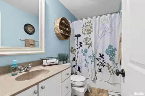 Bath - 1516 Hosta St, Springfield, IL 62712 photo 2 of 2