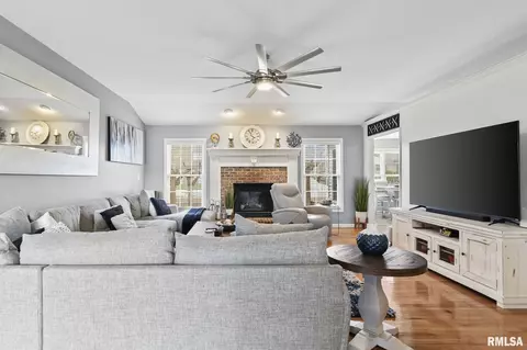 Living - 1516 Hosta St, Springfield, IL 62712 photo 4 of 4