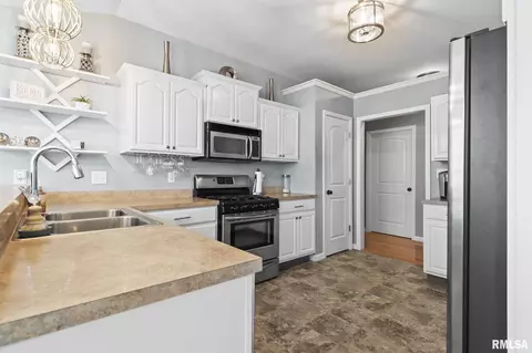 Kitchen - 1516 Hosta St, Springfield, IL 62712 photo 3 of 3